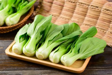 Tahta tepside taze Bok Choy veya Pak Choi (Çin lahanası), organik sebzeler