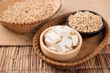 Taze soya fasulyesi ve soya tohumu. Pişirmeye hazır ol, Asya vejetaryen yemeği.