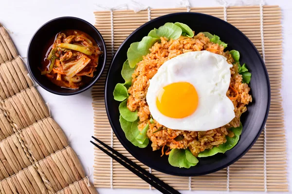 Makanan Korea Nasi Goreng Kimchi Dengan Telur Goreng Atasnya Dan — Stok Foto