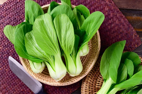 Frischer Bok Choy Oder Pak Choi Chinakohl Bambuskorb Auf Holzgrund — Stockfoto