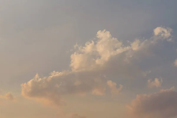 Schöner Vanillehimmel Mit Wolken Und Sonnenlicht Vor Sonnenuntergang Abend Naturhintergrund — Stockfoto