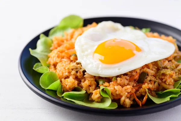 Жареный Рис Кимчи Яичницей Сверху Корейская Еда Крупным Планом — стоковое фото