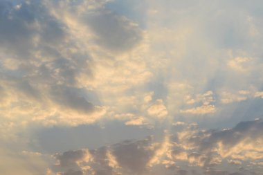 Güzel vanilya gökyüzü bulutlar ve güneş ışığı akşam olmadan önce, doğa arka planı