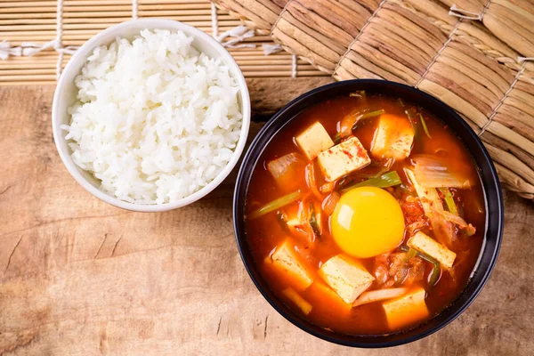 Korejské Jídlo Kimchi Polévka Fofu Vejce Jíst Vařenou Rýží Dřevěném — Stock fotografie