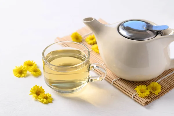 Органический Чай Хризантема Цветок Чашке Чайник Белом Фоне Здоровый Травяной — стоковое фото