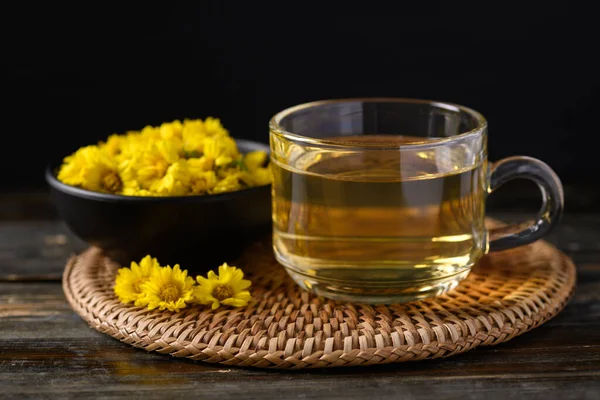 Biologischer Chrysanthementee Einer Tasse Auf Schwarzem Hintergrund Gesundes Kräutergetränk — Stockfoto