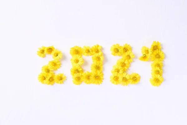 2021 New Year Made Yellow Chrysanthemum Flower Petal White Background — Stock Photo, Image