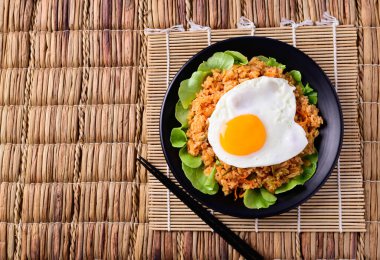 Kimchi pilavı, yumurta, Kore yemeği, Top View.