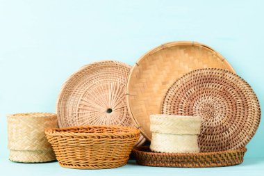 Doğal ürünlerden (hasır sepet, dokuma bambu tabağı ve sepet) elde yapılan el yapımı çarşaf. Çevre dostu ve sürdürülebilir konsept