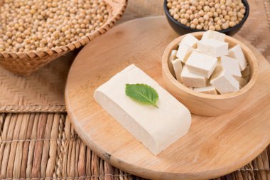 Taze soya fasulyesi ve soya tohumu. Pişirmeye hazır ol, Asya vejetaryen yemeği.