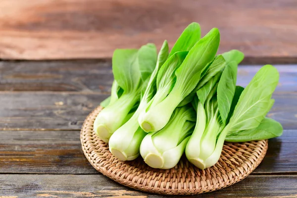 Frischer Bok Choy Oder Pak Choi Chinakohl Auf Gewebtem Rattanteller — Stockfoto