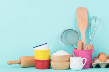 Mutfak gereçleri ve fırın malzemeleri renk arka planında pişiyor.