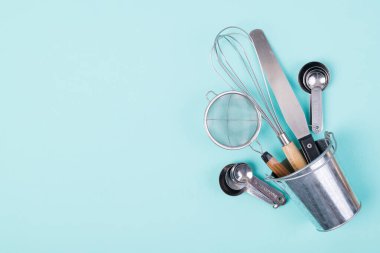 Renkli arka planda fırın pişirmek için paslanmaz mutfak gereçleri, Üst görünüm