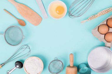 Mutfak gereçleri ve fırın malzemeleri renk arka planında, Üst Görünüm