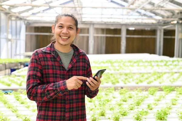 아시아의 농부가 농장에서 스마트폰을 사용하는 — 스톡 사진