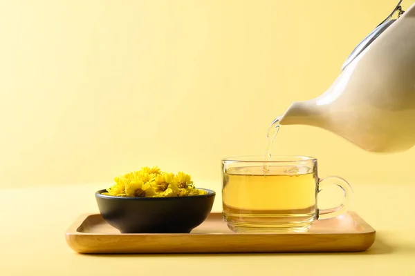 Органический Чай Цветка Хризантемы Чайнике Наливая Чашку Желтом Фоне Здоровый — стоковое фото