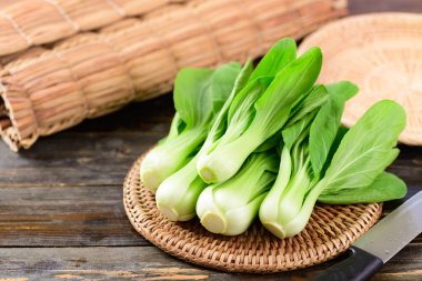Taze Bok Choy veya Pak Choi (Çin lahanası) örülmüş ahşap kaplama, organik sebzeler