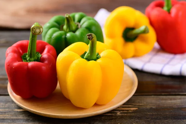 Frische Gelbe Rote Und Grüne Paprika Auf Holzgrund Bio Gemüse — Stockfoto