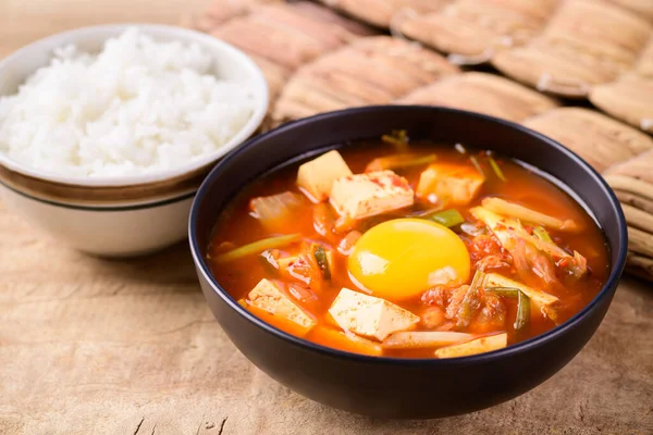 Korejské Jídlo Kimchi Polévka Fofu Vejce Jíst Vařenou Rýží Dřevěném — Stock fotografie