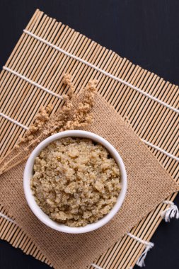 Kavanozda kahverengi kinoa tohumları, Top view, sağlıklı vejetaryen yemekleri.