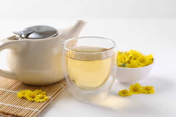 Organické Chryzantémy Květinový Čaj Šálku Konvice Bílém Pozadí Zdravé Bylinné — Stock fotografie