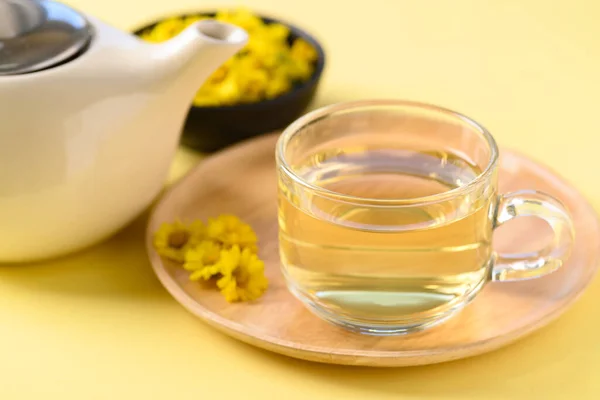 Органический Чай Хризантема Цветок Чашке Чайник Желтом Фоне Здоровый Травяной — стоковое фото