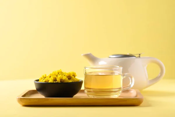 Органический Чай Хризантема Цветок Чашке Чайник Желтом Фоне Здоровый Травяной — стоковое фото