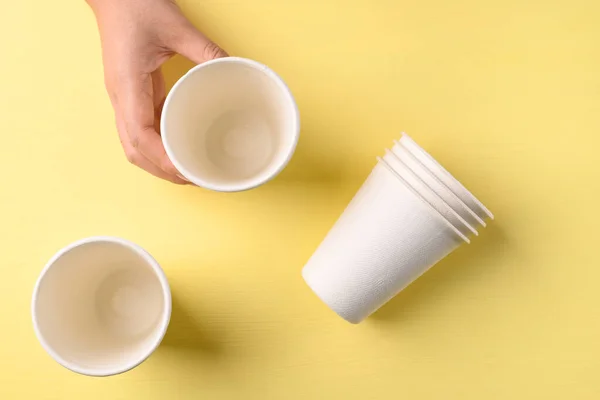 Hand Hält Biologisch Abbaubare Kaffeetasse Auf Gelbem Hintergrund Nachhaltiges Konzept — Stockfoto