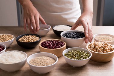 Tabaktaki tahıllar ahşap bir masada yemek pişirmeye hazırlanıyor.