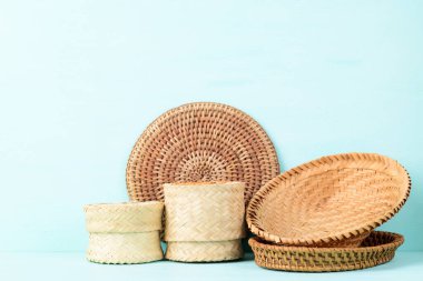 Doğal ürünlerden el yapımı el işi (hasır sepet, dokuma bambu tabağı, kumaş örgü). Çevre dostu ve sürdürülebilir konsept