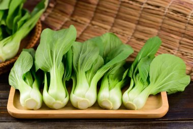 Tahta tepside taze Bok Choy veya Pak Choi (Çin lahanası), organik sebzeler