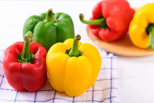 Frische Gelbe Rote Und Grüne Paprika Auf Stoff Bio Gemüse — Stockfoto
