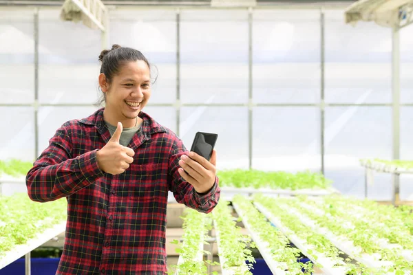 아시아 농부가 스마트폰으로 비디오 통화를 재배용 농장에서 엄지손가락을 — 스톡 사진