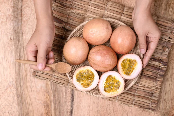 Colher Mão Para Comer Maracujá Fresco Fundo Madeira Fruta Tropical — Fotografia de Stock