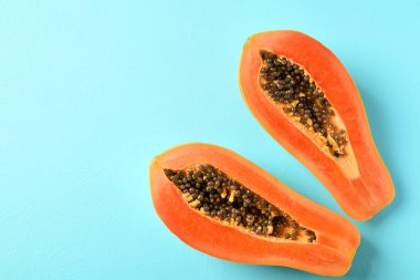 Pastel arka planda yarım olgun papaya meyvesi, Tropikal meyve, Top view