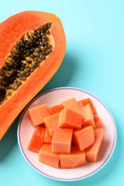 Dilimlenmiş papaya meyvesi. Yemeye hazır, tropik meyve.
