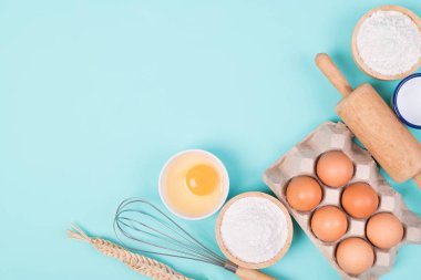 Mutfak gereçleri ve fırın malzemeleri renk arka planında, Üst Görünüm