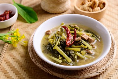 Kuzey Tayland yemekleri (Pak Kad Jor), ekşi çorba Tayland çiçekli bok choy ile kuru kırmızı biber, domuz kabuğu ve yapışkan pirinç