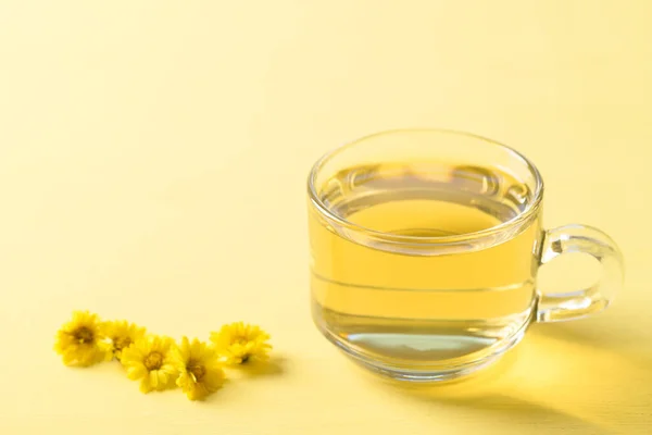 Biologischer Chrysanthementee Einer Tasse Auf Gelbem Hintergrund Gesundes Kräutergetränk — Stockfoto