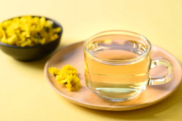 Organické Chryzantémy Květinový Čaj Šálku Žlutém Pozadí Zdravé Bylinné Nápoje — Stock fotografie