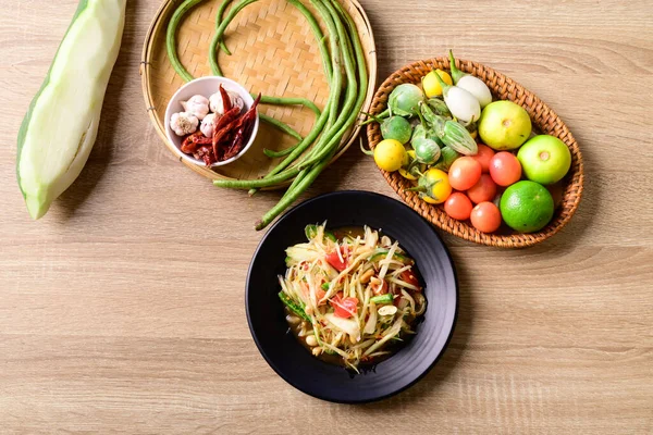 Тайская Еда Som Tum Пряный Зеленый Салат Папайя Овощами Деревянном — стоковое фото