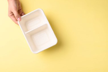 Sarı arka planda (biyolojik olarak ayrıştırılabilir, gübrelenebilir, tek kullanımlık veya çevre dostu kase), sürdürülebilir konsept