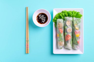 Taze sebzeli börek, soya sosu ve susamlı Asya sağlıklı vejetaryen yemeği.