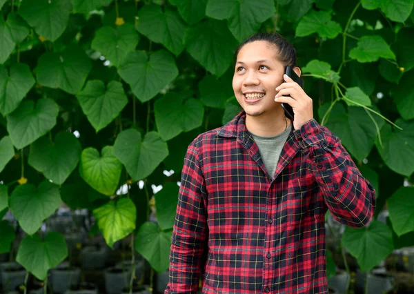 농장에서 스마트폰을 사용하는 아시아 청년의 — 스톡 사진