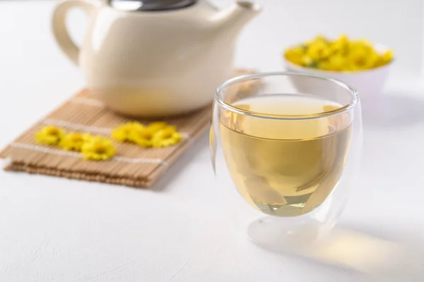 Biologischer Chrysanthementee Einer Tasse Und Teekanne Auf Weißem Hintergrund Gesundes — Stockfoto