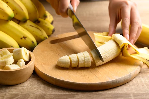 Mão Segurando Faca Cozinha Corte Banana Madura Tábua Corte Madeira — Fotografia de Stock