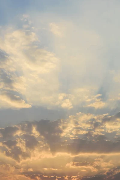 Schöner Vanille Himmel Mit Wolken Vor Sonnenuntergang Abend — Stockfoto