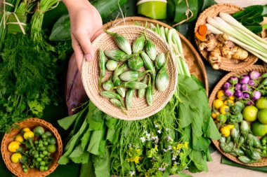 Tayland 'ın kuzeyindeki yerel çiftçi pazarından taze organik Asya sebzeleri ve baharatlar.