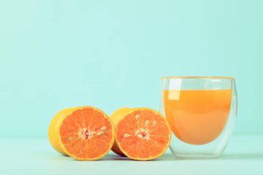 Taze mandalina portakal suyu ve arka planda cam suyu.