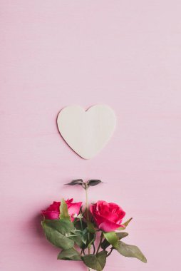 Pembe arka planda kalp şeklinde güzel kırmızı gül buketi, Sevgililer Günü